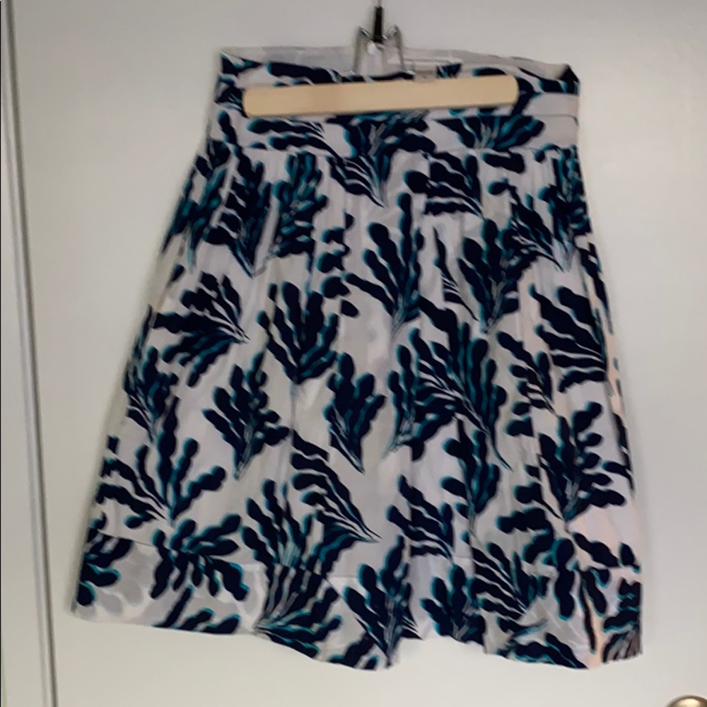 Floral shirt a little below knee w pockets cuute!